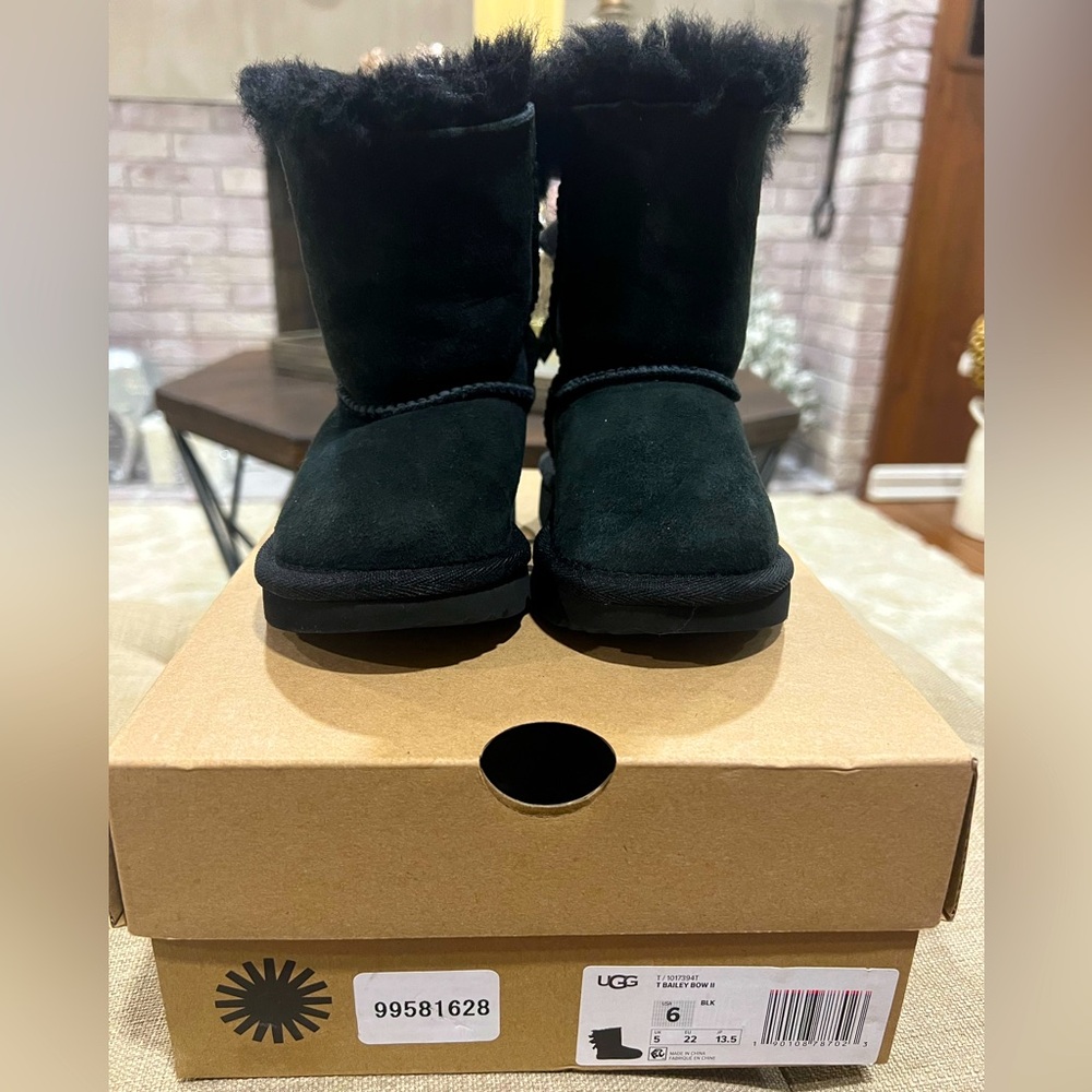 Kids Bow Ugg boots size 6